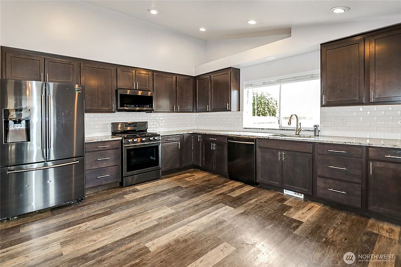 4th image of 1228 143rd Street E