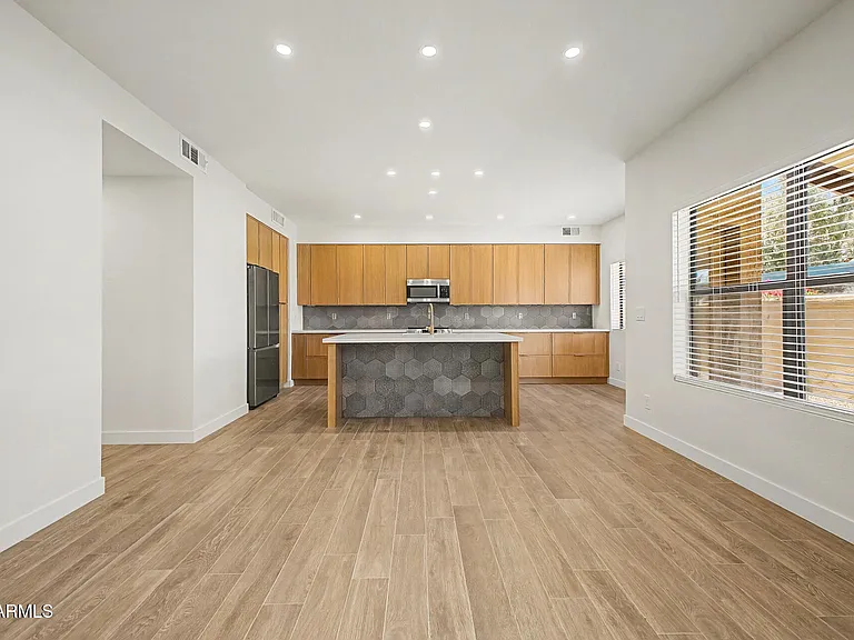 2084 N Sunset Dr — Photo 11
