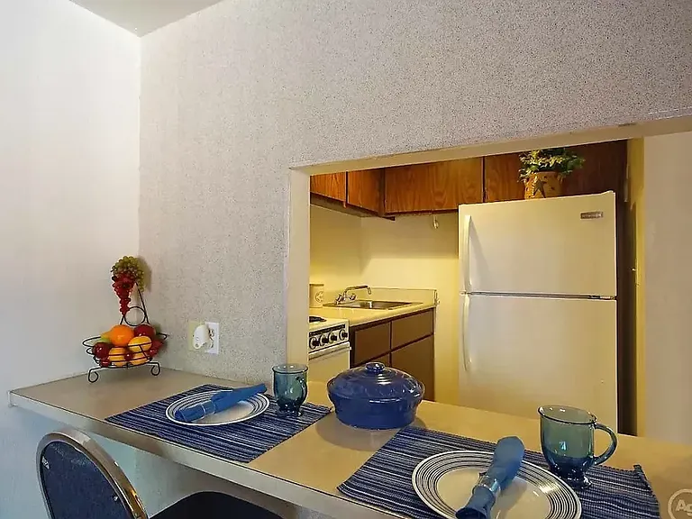 Chateau Gardens Apartments — Photo 15