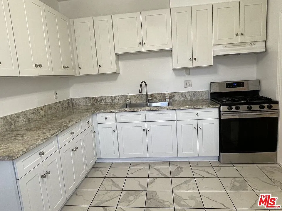 2 bed, 1.0 bath, 798 sqft, $2,000 — Photo 3