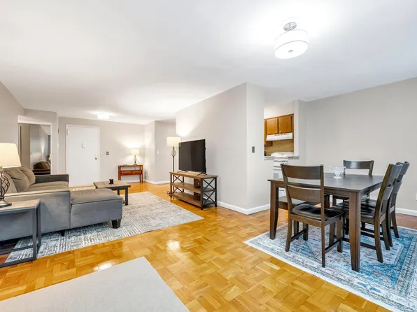 1 Birchwood Court #1N, Mineola, NY 11501