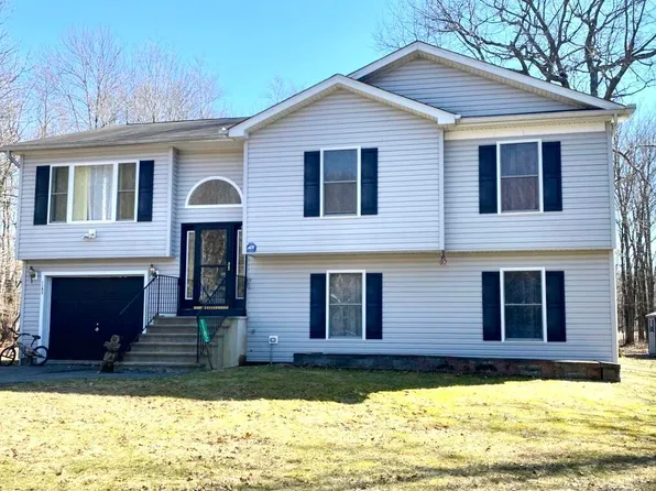 1182 S Glade Dr, Long Pond, PA 18334