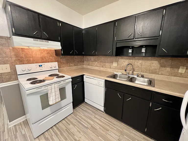 Mayfair Apartments — Photo 129