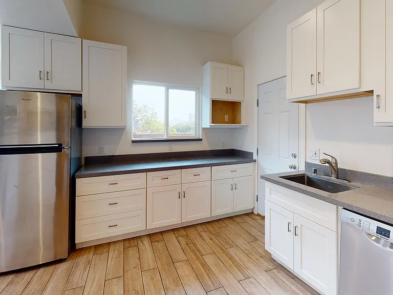 610 Oak St — Photo 11