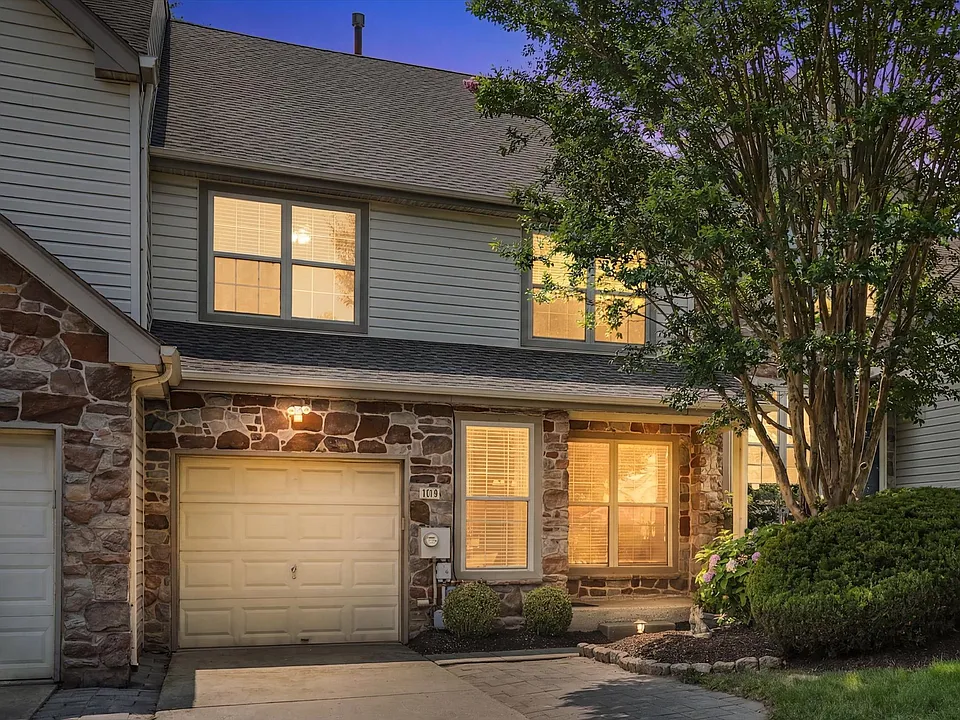 104 Suffield Ct