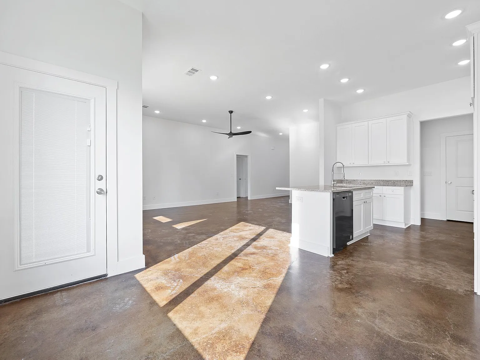 107 Clearwater Dr — Photo 4
