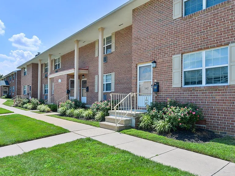 Roberts Mill Apartments and Townhomes — Photo 30
