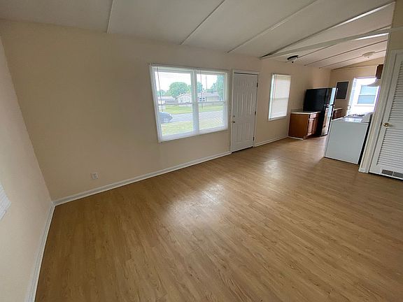 3rd image of 809 Delray St