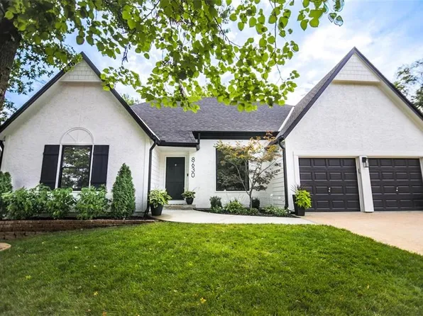 8630 S Oakview Dr, Lenexa, KS 66215