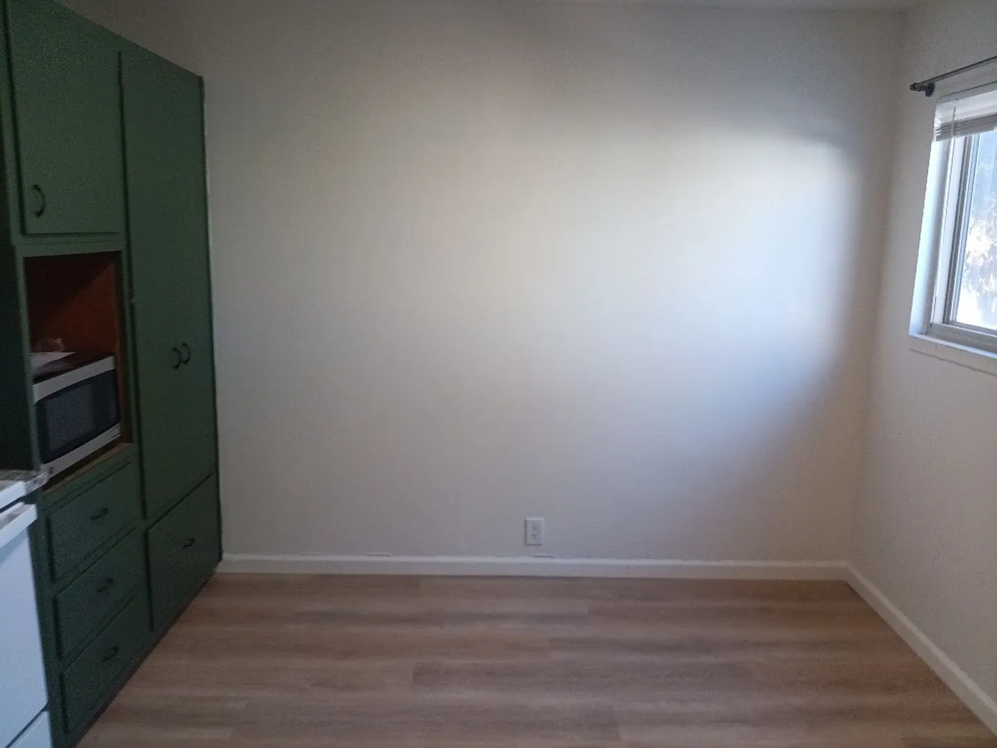 Charming 2-bedroom, 1-bathroom! Showings available! — Photo 2