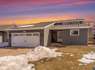 912 E Dove Trl, Sioux Falls, SD 57108
