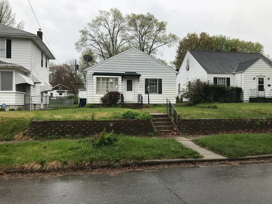 810 E Victoria St photo 1