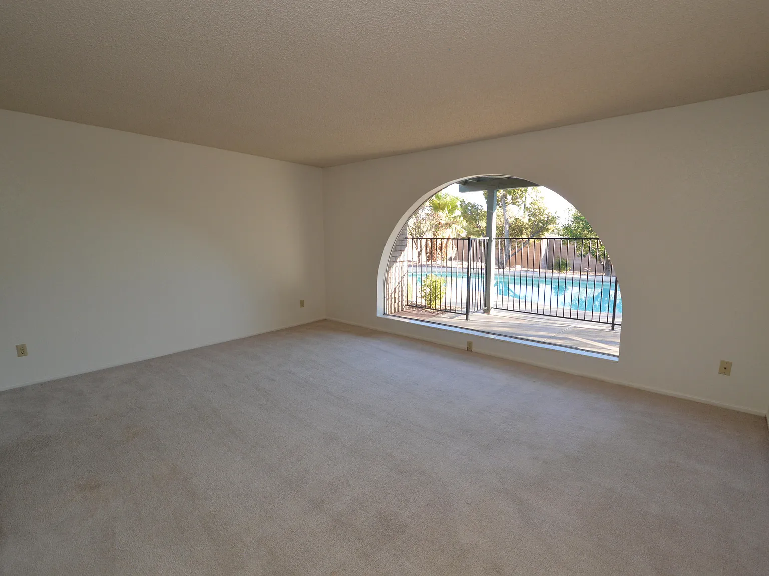 4 bed, 2.0 bath, 2158 sqft, $2,100 — Photo 4