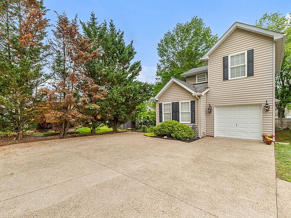 4th image of 8 Blakeney Rose Ln
