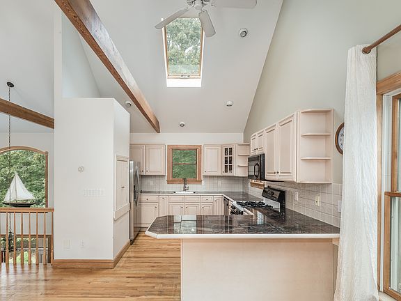 5th image of 32 Hawks Nest Ln