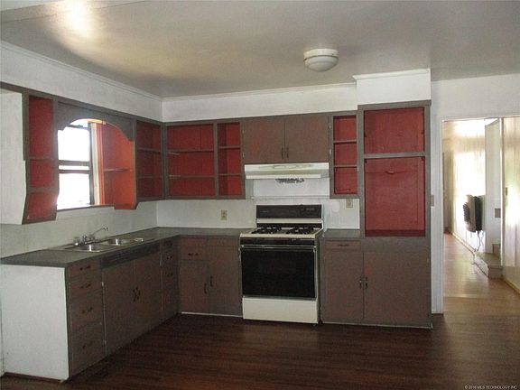 4th image of 306 E Main St