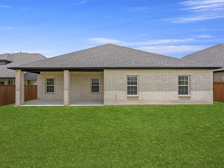 304 Community Dr — Photo 26