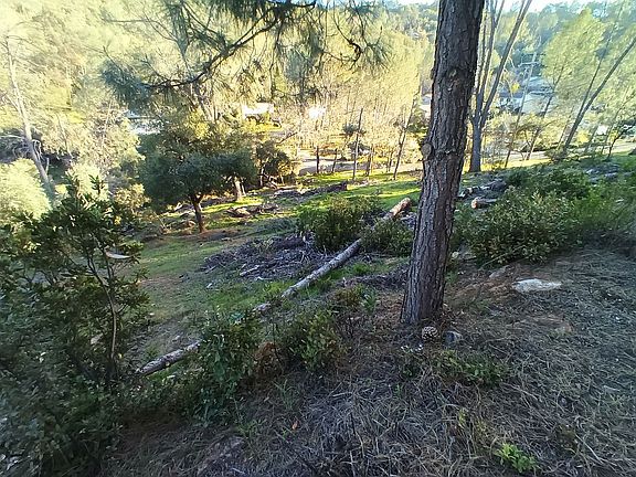 4706 Kaweah, downsloping lot.