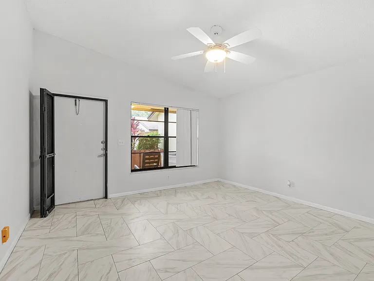 8019 SE Villa Cir — Photo 11