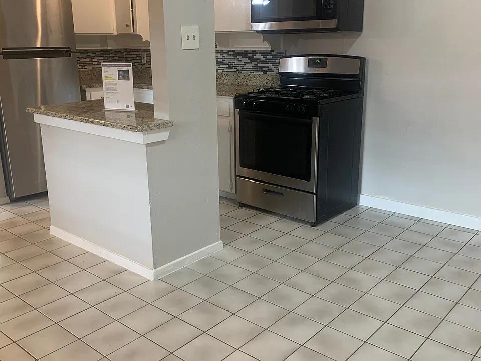 2428 Louise St #13