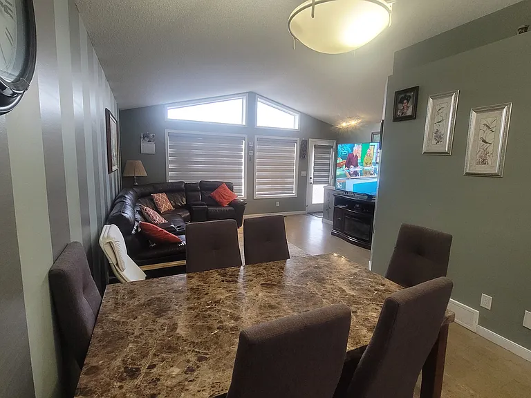 1194 New Brighton Park SE — Photo 4
