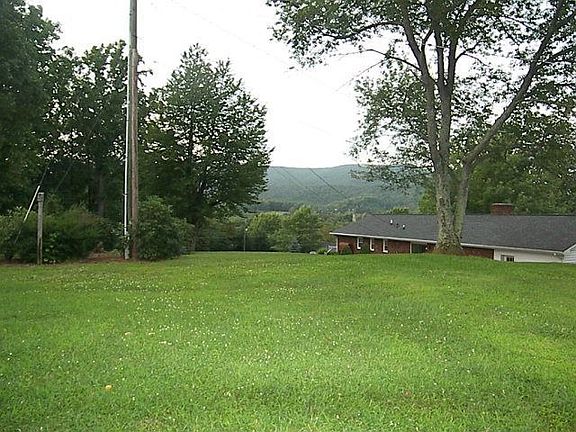 3rd image of 225 Dogwood Cir