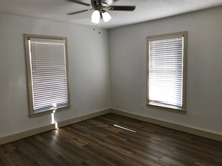 742 S La Salle Dr — Photo 1