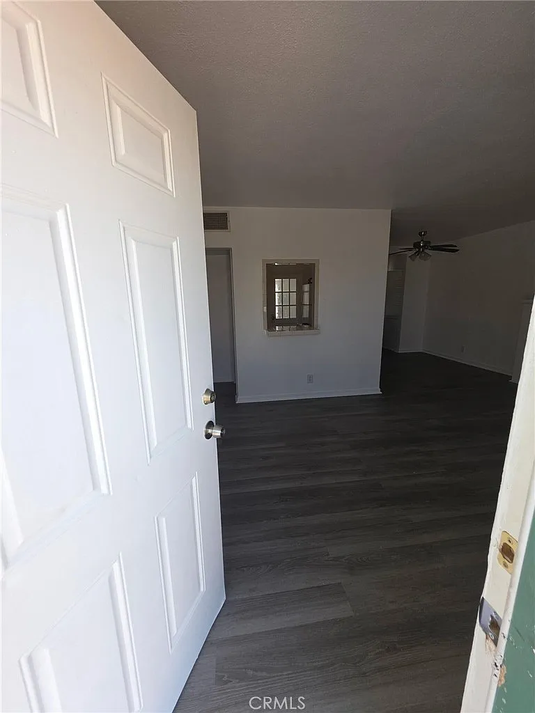 3 bed, 895 sqft, $1,300 — Photo 2