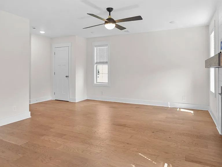 393 Frontier Dr — Photo 4