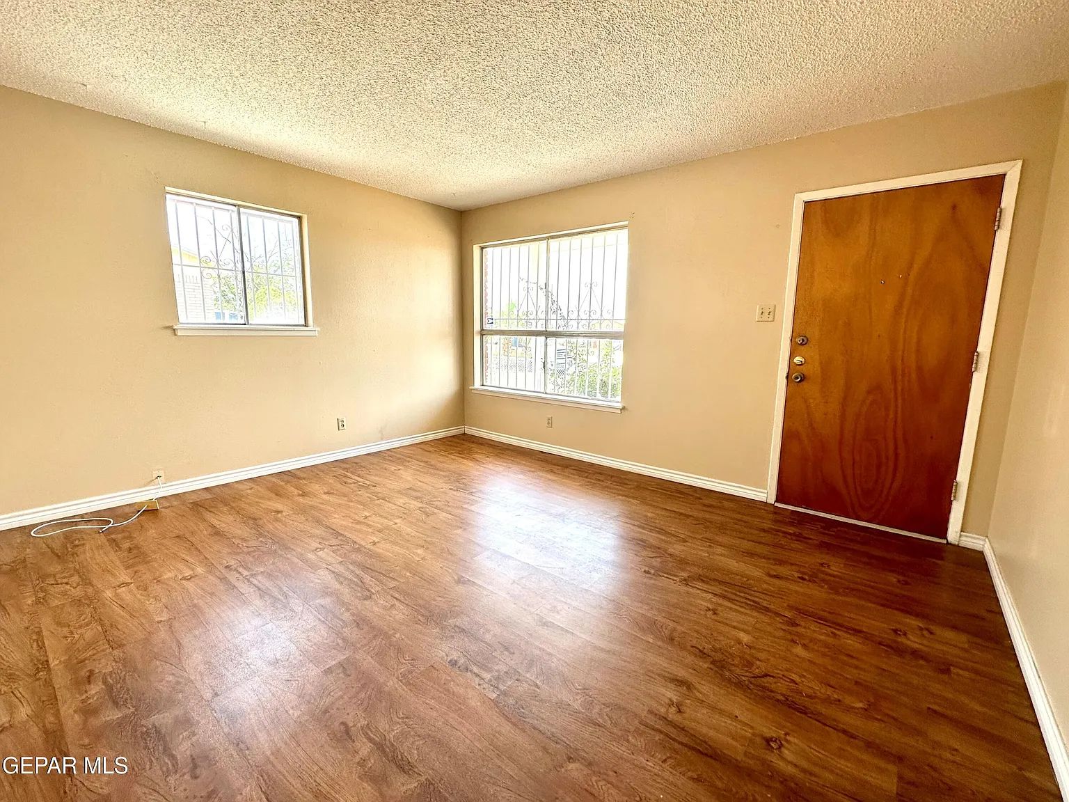 3 bed, 1.5 bath, 988 sqft, $1,195 — Photo 3