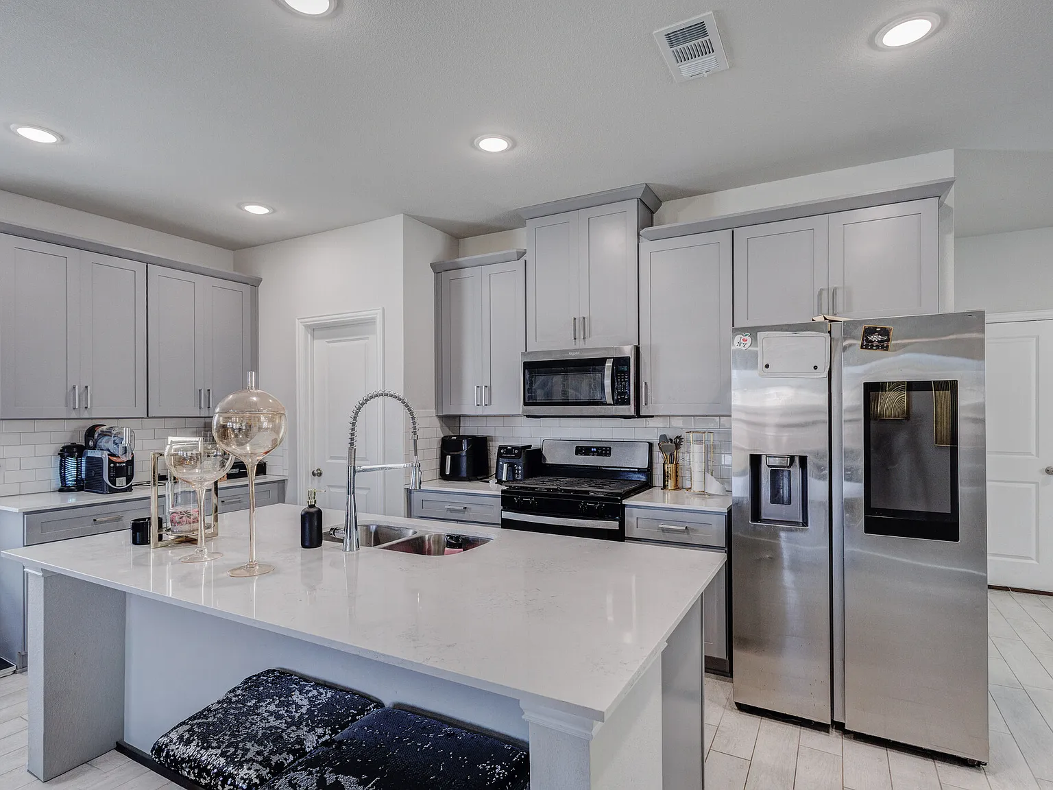 4 bed, 2.5 bath, 2457 sqft, $3,200 — Photo 4