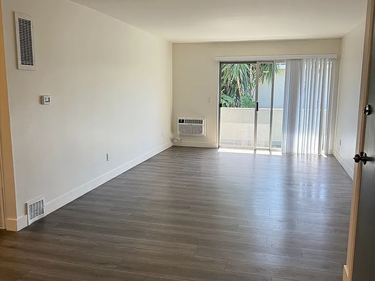 Tustin Palms Apartment Homes — Photo 37