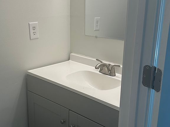 1/2 Bath, downstairs