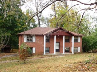207 Robin Hood Dr, Clarksville, TN 37042