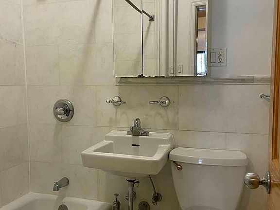 5th image of 1752 1st Ave APT 2B
