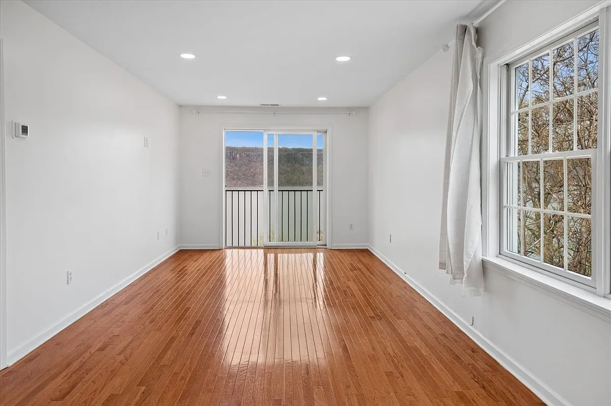 Building Photo - 727 Warburton Ave #3