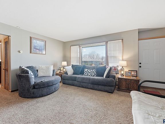 4th image of 320 S 2nd Ave