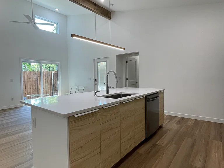 610 E 8th St — Photo 5