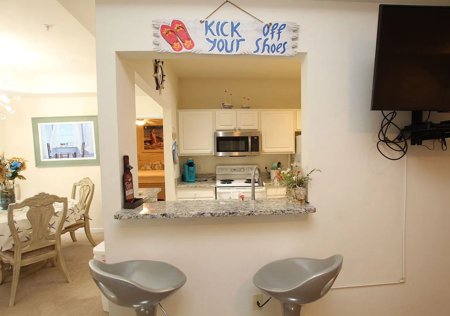 Fully furnished apartment located on RT 1, community pool and close to area beaches! — Photo 3