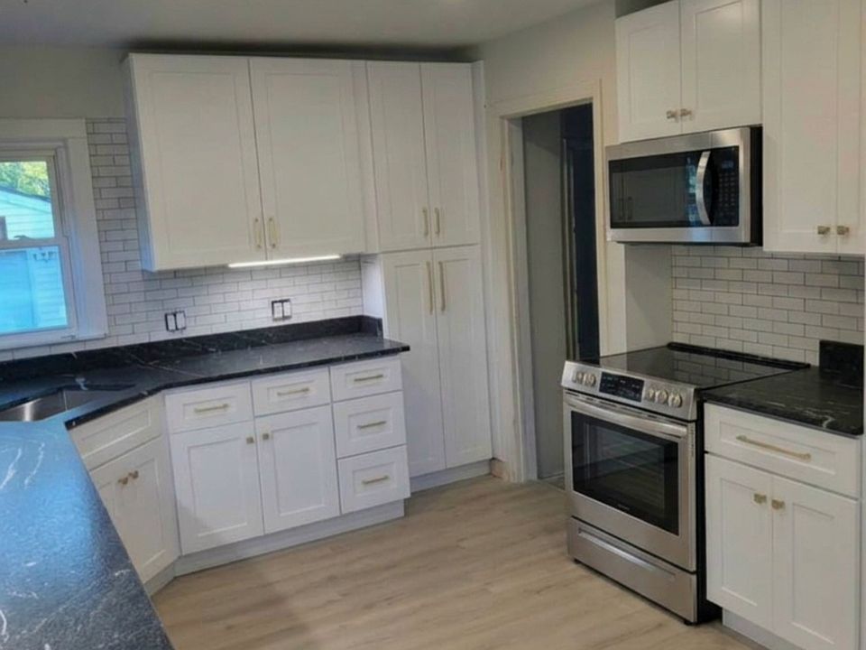 13711 Victoria St, photo 2