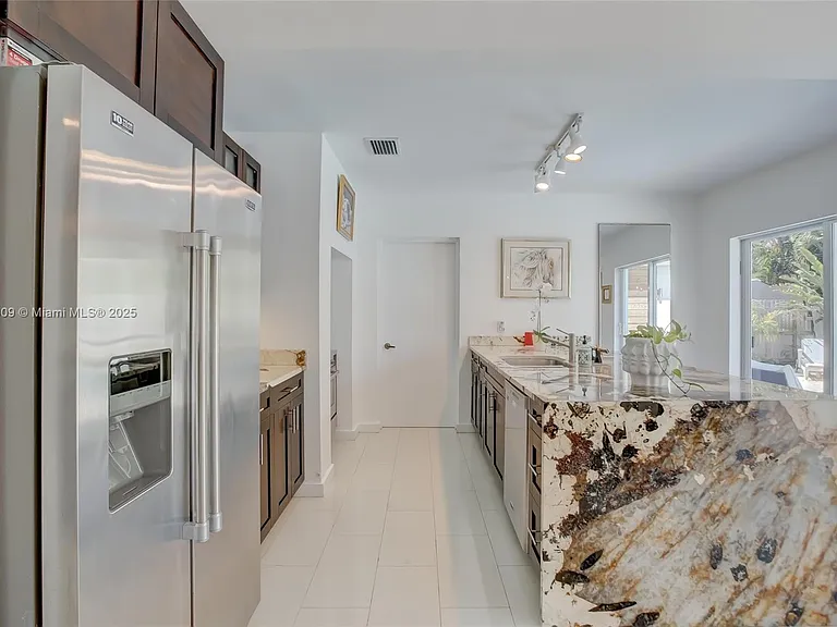 2601 NE 11th Ct — Photo 18