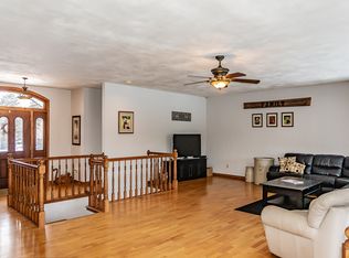 W8604 Hillview Rd, Hortonville, WI 54944