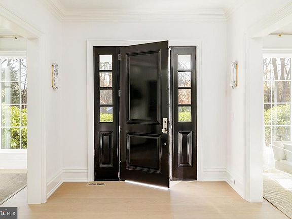 4th image of 4939 Quebec St NW