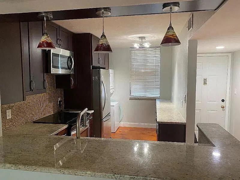 2 bed, 916 sqft, $1,900 — Photo 3