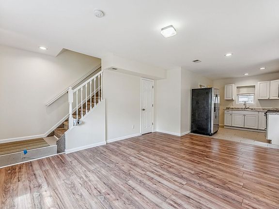 5th image of 10 Mason Ave