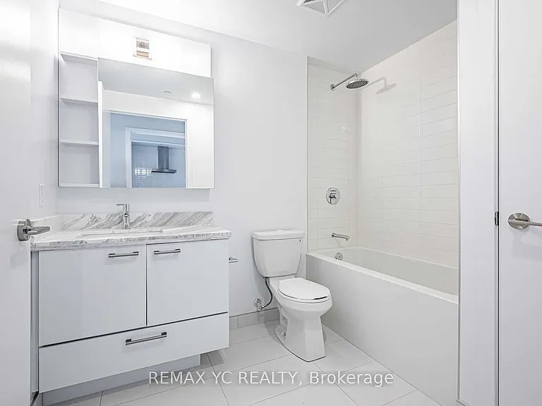 2221 Yonge St #3210 — Photo 11