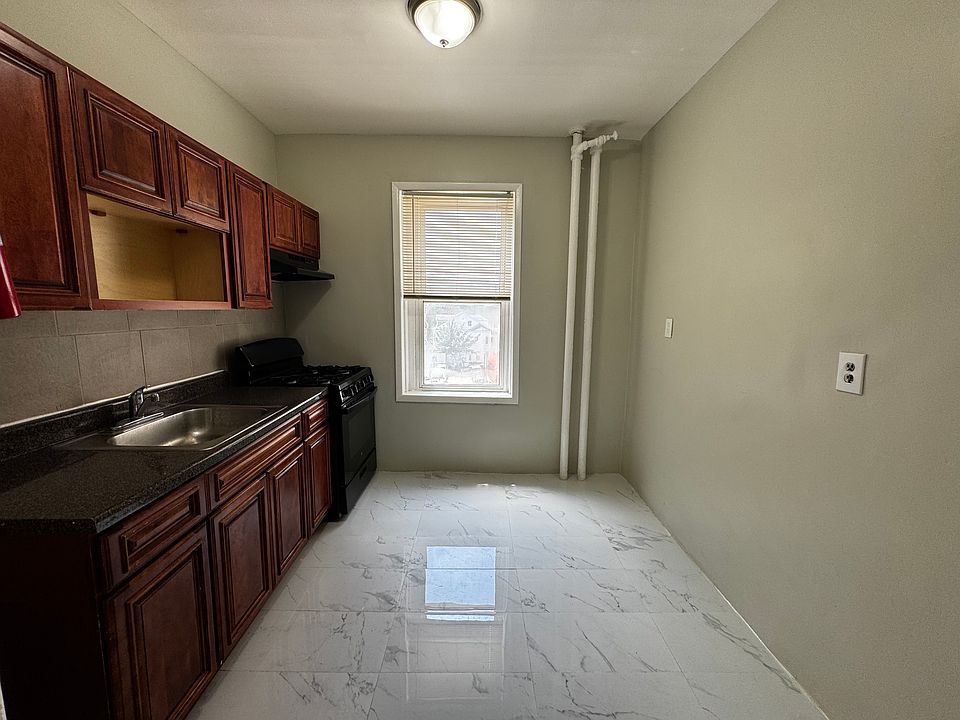 1st image of 184 Roseville Ave #6
