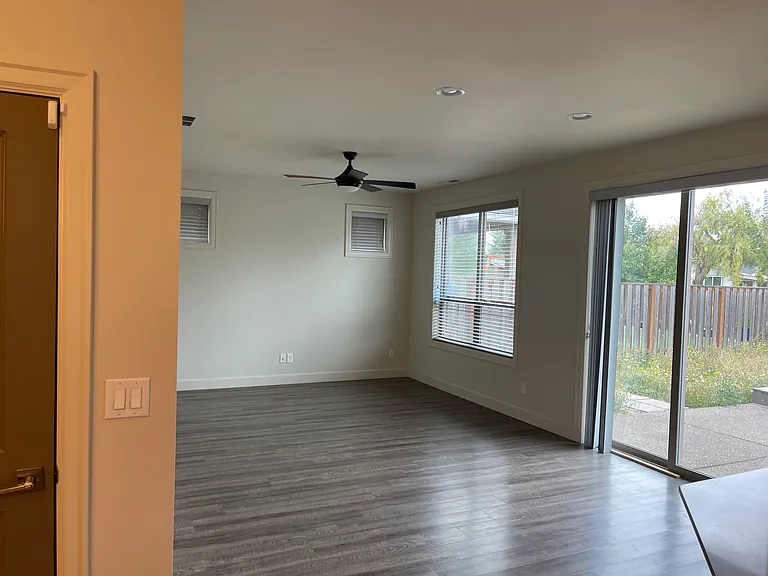 3318 SE Summerfield Dr — Photo 1