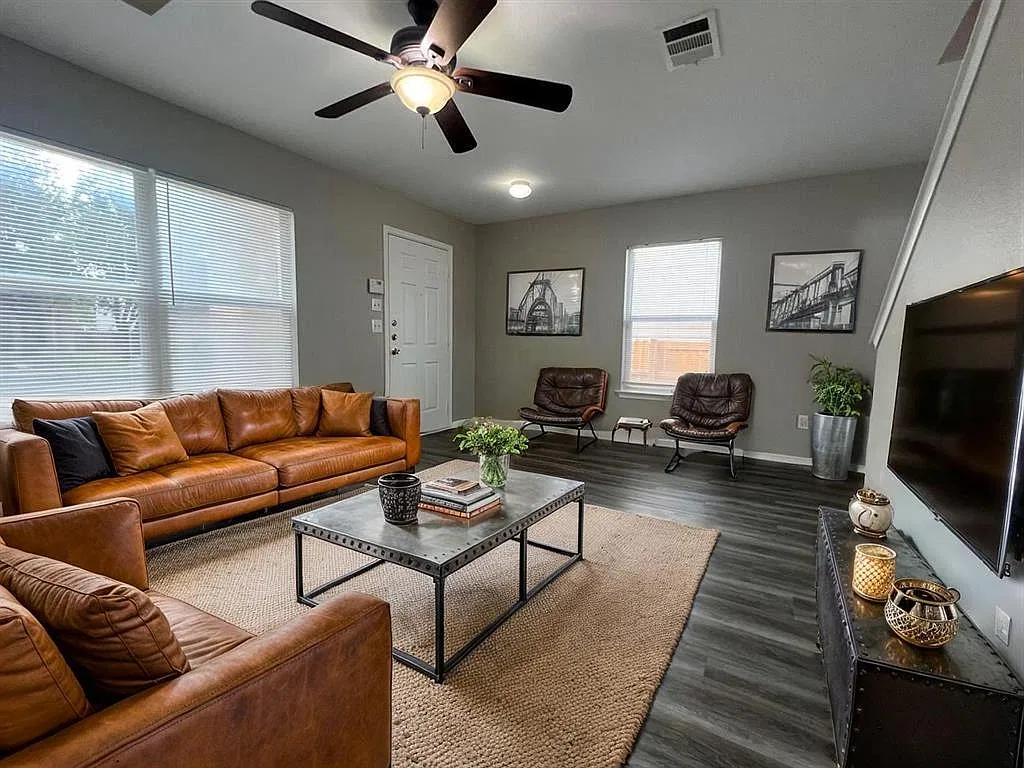 3 bed, 2.5 bath, 2345 sqft, $1,895 — Photo 4