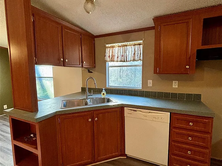 111 Lakeside Woods Dr — Photo 9
